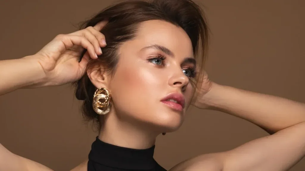 Yüz şekline göre küpe seçimi: Klasik ve modern stil